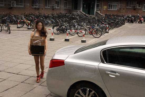 熱心小伙開車幫美女搬家-被誤當(dāng)?shù)谌甙ご蛴衷庠臆?jpg